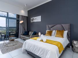 Top Floor Menlyn Maine studio apartment with Stunning Views & No Load Shedding: Pretoria, Menlyn Park Alışveriş Merkezi yakınında bir otel
