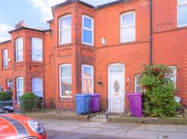 Charming 4-Bed Pet Friendly House in Liverpool, casa vacanze a Liverpool