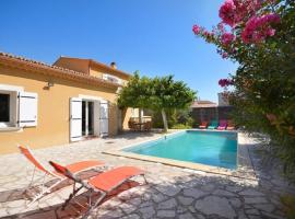 Villa de 3 chambres avec piscine privee jardin clos et wifi a Saint Didier, casa de férias em Saint-Didier