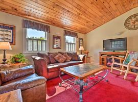 Cozy Apt with Hot Tub and Deck, 10 Mi to Stowe Resort!, hotel i Stowe
