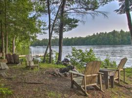 Waterfront Lake Arrowhead Home with Dock and Fire Pit!, Cottage in Limerick