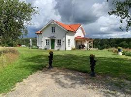 Rustic luxury lakeside house transformed chapel, budgethotell i Töcksfors