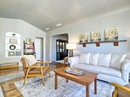 El Paso Home with Backyard and Outdoor Fireplace!, hôtel à El Paso