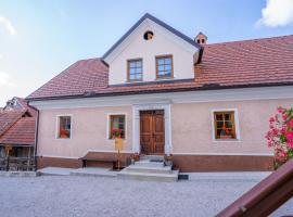 Notranjska hiša - traditional country house, close to the world attraction Cerknica lake, vila v destinaci Begunje pri Cerknici