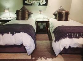 THE SPARE BEDROOM Unit 1, hotel near Harrismith Airport - HRS, 