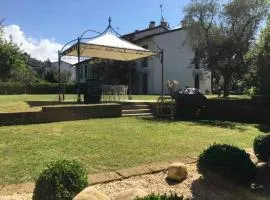 Villa con ampio giardino esterno e piscina condominiale