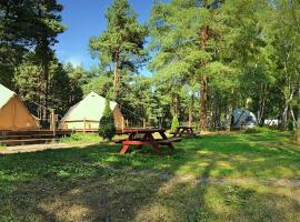 Slowly Glamping Osada Nad Wodą, luxury tent in Łazy