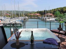 Floating house BRAVIA, campsite in Portorož