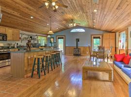 Bright Tucked-Away Cabin with Furnished Deck and Grill, hotel met parkeren in South Kortright