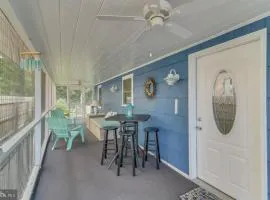 Quaint Beach Block Cottage, 100 steps to the beach