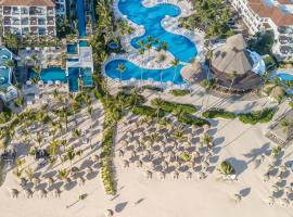 Secrets Royal Beach Punta Cana - Adults Only - All Inclusive, hotel cerca de Palma Real Shopping Village, Punta Cana