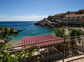 Holiday home Viki1 - next to sea, hotel di Podobuče