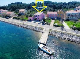 Apartments Zvone1 - at the water front, hotel in Veli Rat