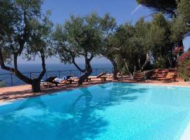Marciano Villa Sleeps 10 with Pool Air Con and WiFi, hotel v destinácii Marciano
