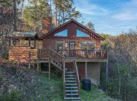 Secluded Cabin Near Smoky Mountains. Hot Tub! Honeymoon!, villa in Sevierville