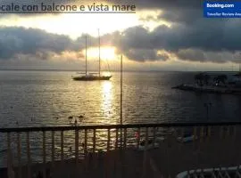Ampio monolocale con balcone fronte mare