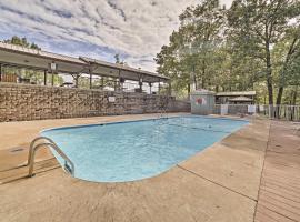 Reed Springs Condo with Furnished Deck and Pool Access – hotel w mieście Reeds Spring