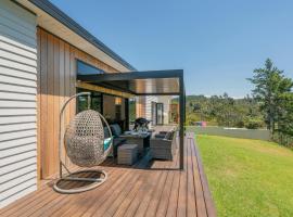 Treetop Bach - Whangamata Holiday Home, hotel i Whangamata