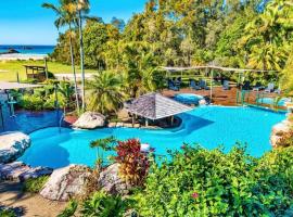 Superb Villa in Beach Resort, hótel með jacuzzi-potti í Coffs Harbour