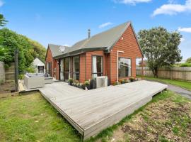 Otaki Beach에 위치한 호텔 Wharerata - Otaki Beach Holiday Home