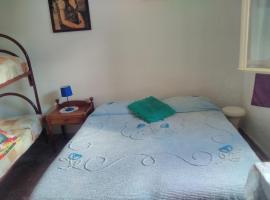 Room in Guest room - Large Quadruple Room up to four people, hostal o pensión en Taormina