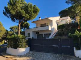 Villa in Pals met prive zwembad en tuin, hotel din Pals