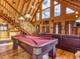 Big Sky, Breathtaking Mtn View, Free Attraction Tickets, Pool Table, Hot Tub, WIFI, Fire Pit!!!, hotelli kohteessa Sevierville