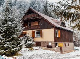 Veľká chata pod Chopkom, hotel sa parkingom u gradu Dolná Lehota