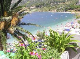 Rooms Katja - 10 m from beach, guest house in Gradac
