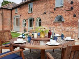 Banningham Coach House, holiday home sa Ingworth