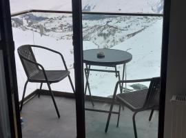 neu gudauri loft2 с видом на горы, hotel in Gudauri