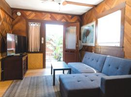 Bungalow 1 Block Walk to the Beach, villa i San Diego