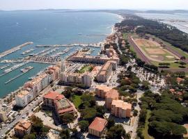 Holidays Hyeres, ξενοδοχείο σε Ιέρ