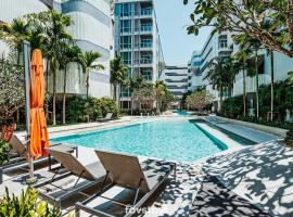 Favstay - The Base Downtown Phuket, hotel di lusso a Phuket