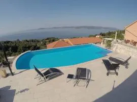 Holiday house with private pool Mokalo