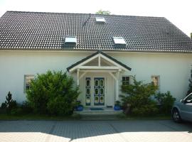 Pension Dachgeschosswohnung, guest house in Bastorf
