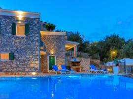 Villa Regina: Above Agni, superb views and pool: Kavalléraina şehrinde bir ucuz otel