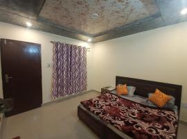 Usha home stay, hotell i Kanatal