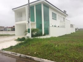 Casa Itanhaém em condomínio fechado de frente para o mar, מלון עם ג׳קוזי באיטניאהם