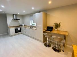 Modern and spacious open plan bungalow, hotel in Felixstowe