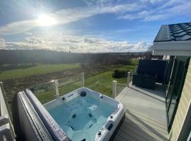 Hot Tub Lodge with Panoramic Views & Free Golf, Ferienwohnung in Swarland