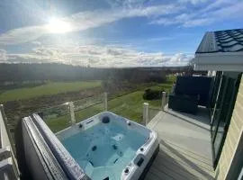 Hot Tub Lodge with Panoramic Views & Free Golf