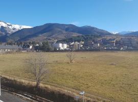 Loft mansardé du train jaune avec vue sur les montagnes, hotel u gradu 'Saillagouse'