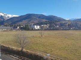 Loft mansardé du train jaune avec vue sur les montagnes