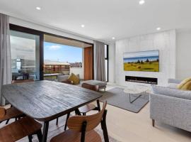 luxurious 4 Bedroom Ocean View Holiday House, hotel in Apollo Bay