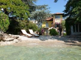 Villa Ondina - Wonderful villa with private beach and big garden, hotel v destinaci Salò