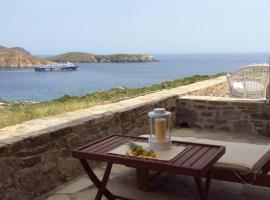 Chez Semiramis The Summer Breeze House for 13 persons 5'min from the beach, hotel econômico em Serifos Chora