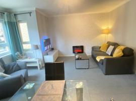 Paisley Central Apartment #3, hotel with parking in Paisley