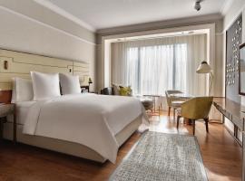 Four Seasons Hotel Singapore (SG Clean, Staycation Approved): Singapur'da bir otel