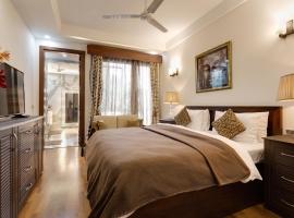 Ishatvam-4 BHK Private Serviced apartment with Terrace, Anand Niketan, South Delhi, apartamento em Nova Deli